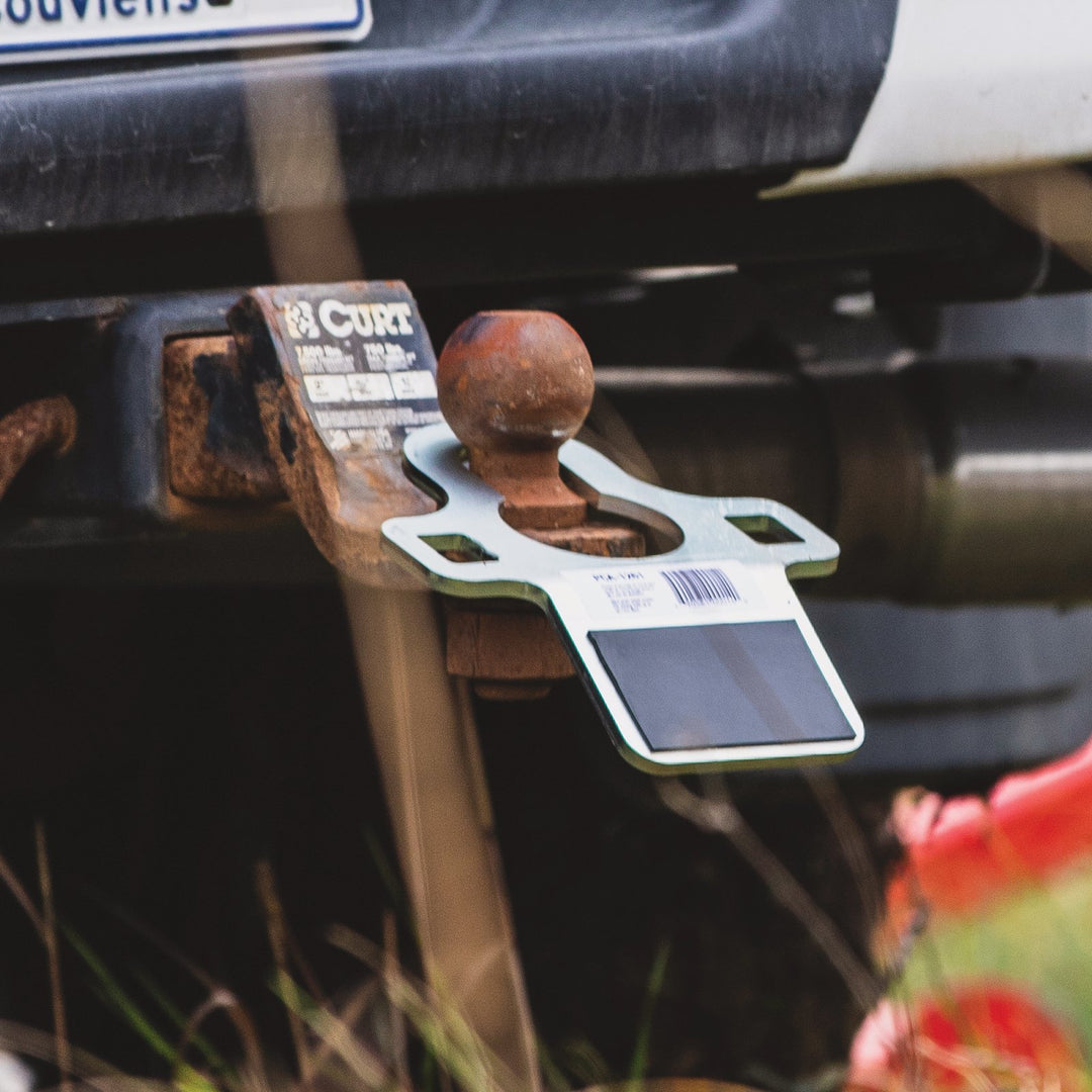Hitch plate for towing balls